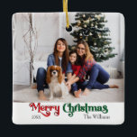 Ornement En Céramique Noël simple classique<br><div class="desc">Célébrez la saison avec ce décor unique et classique en céramique de Noël joyeux, avec une touche de charme vintage. Le design minimaliste présente une élégante palette de couleurs rouge et verte, évoquant l'esprit cosy de l'hiver. Son attrait moderne et ludique, associé à la formulation traditionnelle, crée un équilibre parfait...</div>