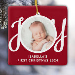 Ornement En Céramique Nom Cuaton Première photo de Noël Rouge Keepsaké<br><div class="desc">Cet adorable ornement photo de Noël pour bébé est décoré avec le mot JOY dans la typographie stylisée sur un arrière - plan rouge. Facilement personnalisable avec votre photo,  nom et année.</div>