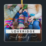 Ornement En Céramique Nom de famille personnalisé Photo personnalisée No<br><div class="desc">Ornement en céramique de Noël personnalisé avec votre photo et votre nom de famille. Votre nom personnalisé est écrit dans une police en majuscules noire avec un arrière - plan blanc, et le mot "famille" est écrit dans un élégant script de police lettré avec des pointes bouclées. Cliquez sur "Personnaliser"...</div>