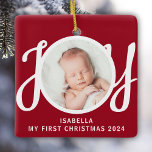 Ornement En Céramique Nom personnalisé Ma première photo de Noël Rouge K<br><div class="desc">Cet adorable ornement photo de Noël pour bébé est décoré avec le mot JOY dans la typographie stylisée sur un arrière - plan rouge. Facilement personnalisable avec votre photo,  nom et année.</div>