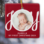 Ornement En Céramique Nom personnalisé Ma première photo de Noël Rouge K<br><div class="desc">Cet adorable ornement photo de Noël pour bébé est décoré avec le mot JOY dans la typographie stylisée sur un arrière - plan rouge. Facilement personnalisable avec votre photo,  nom et année.</div>