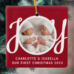 Ornement En Céramique Nos premiers jumeaux de Noël Photo Red Keepsaké<br><div class="desc">Ce joli Twins First Christmas Photo Ornament est décoré avec le mot JOY dans la typographie stylisée sur un arrière - plan rouge. Facilement personnalisable avec votre photo,  vos noms et votre année.</div>