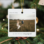 Ornement En Céramique Notre 1er Noël Engagé Photo Keepsaké<br><div class="desc">Vous cherchez un ornement parfait pour commémorer votre premier Noël en tant que jeunes mariés. L'élégante décoration de nos fêtes est ornée d'une typographie en noir sur un arrière - plan blanc et propre, avec la mention "Notre premier Noël engagé". Mais ce n'est pas tout - personnalisez facilement cet ornement...</div>