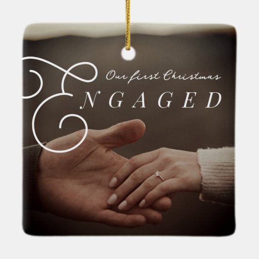 Ornement En Céramique Notre premier Noël de fiançailles classique photo (Dos)
