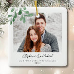 Ornement En Céramique Notre première photo de Noël engagée<br><div class="desc">Ce premier ornement photo engagé de Noël est décoré avec un tatouage d'aquarelle et une typographie stylisée. Facilement personnalisable avec votre photo, nom et année. Utilisez l'outil de conception pour modifier la taille, le style ou la couleur du texte. Parce que nous créons notre oeuvre, vous ne trouverez pas cette...</div>