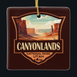 Ornement En Céramique Parc national des Canyons Illustration Rétro<br><div class="desc">Canyonlands conception d'art vectoriel. Le parc est connu pour ses paysages désertiques spectaculaires sculptés par le fleuve Colorado. Island in the Sky est une immense mesa au sommet plat avec vue panoramique.</div>
