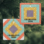 Ornement En Céramique Patchwork personnalisé<br><div class="desc">Ce charmant ornement est décoré avec un motif en patchwork. Facilement personnalisable avec votre nom et votre année. Remplacez l'image patchwork par l'une des vôtres. Parfait pour vos potes de courtepointes !</div>