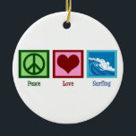 Ornement En Céramique Peace Love Surfing<br><div class="desc">Un signe de paix,  un coeur,  et le beau surf océanique. Un grand cadeau pour un surfeur.</div>