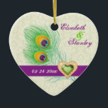 Ornement En Céramique Peacock plumes bijou coeur mariage Enregistrer la<br><div class="desc">Mariage de coeur de bijoux en plumes de paon Save the Date, avec une élégante plume de paon en chaux et vert émeraude, bleu, turquoise et orange, une bande violette et une illustration d'un diamant de bijoux en coeur vert avec contour en or avec strass sur arrière - plan damassé...</div>