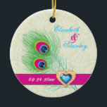Ornement En Céramique Peacock plumes bijou coeur mariage Enregistrer la<br><div class="desc">Mariage de coeur de bijoux en plumes de paon Save the Date, avec une élégante plume de paon en chaux et vert émeraude, bleu, turquoise et magenta/fuchsia rose chaud, une bande magenta/fuchsia rose et une illustration d'un diamant de bijoux en coeur bleu avec contour en or avec strass sur arrière...</div>