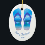 Ornement En Céramique Personnalisé Dated Christmas Beach Scène Flip Flop<br><div class="desc">Souhaitez à quelqu'un un Joyeux Noël avec ce personnage daté de la scène de plage Flip Flops pour ceux qui aiment les plages ou l'océan</div>