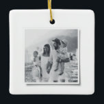 Ornement En Céramique Photo de famille vintage de Noël minimale moderne<br><div class="desc">Nouvel Noël vintage indie photo ornement de vacances</div>