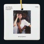 Ornement En Céramique Photo de machine à écrire minima de Noël<br><div class="desc">Personnalisez facilement cet ornement en céramique de sapin de Noël minimaliste et élégant, avec typographie de grunge de machine à écrire et cadre de neige blanche propre, simple et minimaliste. Ajoutez votre photo, noms, texte personnalisé et année de Noël. Un design de Noël cool, simple, sophistiqué et contemporain dans des...</div>