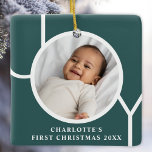 Ornement En Céramique Photo de Noël de la première fille de bébé personn<br><div class="desc">Cet élégant ornement photo de Noël de la petite fille est décoré avec le mot JOY sur un arrière - plan vert foncé. Facilement personnalisable avec votre photo,  nom et année.</div>