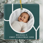 Ornement En Céramique Photo de Noël personnalisée pour bébé Garçon Green<br><div class="desc">L'élégant vêtement photo de Noël de ce bébé garçon est décoré du mot JOY sur un arrière - plan vert foncé. Facilement personnalisable avec votre photo,  nom et année.</div>