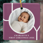 Ornement En Céramique Photo de Noël personnalisée pour bébé Violet<br><div class="desc">Cet ornement photo de Noël festif pour bébé est décoré du mot JOY sur un arrière - plan de prune violette. Facilement personnalisable avec votre photo,  nom et année. Convient à une petite fille ou un garçon.</div>
