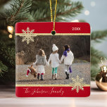 Ornement En Céramique PHOTO Gold Red Snow Keepsaké Noël<br><div class="desc">Gardez vos souvenirs en vie avec ces beaux ornements de Noël de gardiens de l'arbre de Noël. Personnalisez-le avec votre photo. Faux parties scintillant or et rouge avec des flocons de neige. Personnalisé avec votre nom de famille et votre année. Back of ornament a la possibilité d'ajouter message, nom, ou...</div>
