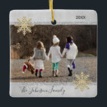 Ornement En Céramique PHOTO Gold Silver Snow Keepsaké Noël<br><div class="desc">Gardez vos souvenirs en vie avec ces beaux ornements de Noël de gardiens de l'arbre de Noël. Personnalisez-le avec votre photo. Faux feuille d'argent et parties scintillant avec des flocons de neige. Personnalisé avec votre nom de famille et votre année. Back of ornament a la possibilité d'ajouter message, nom, ou...</div>