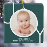 Ornement En Céramique Photo Green de garde personnalisée de Noël du bébé<br><div class="desc">Cet élégant ornement photo de Noël de gardien est décoré du mot JOY en typographie blanche sur un arrière - plan vert. Facilement personnalisable avec votre photo,  nom et année.</div>