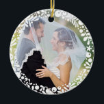 Ornement En Céramique Photo Mariage encadrée de baies blanches avec text<br><div class="desc">Un cercle de jolies baies vitrées,  blanches,  graphiques,  florales et feuilles encadrent délicatement votre photo de mariage préférée pour créer un souvenir parfait ou donner comme cadeau aux jeunes mariés pour célébrer leur premier Noël ensemble. Photographie de Shanna Russell Photographie</div>