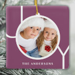 Ornement En Céramique Photo personnalisée Fête de Noël violet<br><div class="desc">Cet ornement photo de Noël moderne est décoré avec le mot JOY sur un arrière - plan violet. Facilement personnalisable avec votre photo et votre nom.</div>