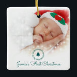 Ornement En Céramique Photo personnalisée Premier Noël du bébé<br><div class="desc">Personnalisez votre propre photo personnalisée pour bébé à cet ornement de vacances pour le premier Noël du bébé, et ajoutez le nom de votre bébé dans cette jolie police de caractères fantaisie. Faites d'elle un héritier à dernier pendant des années. Ce bébé porte un chapeau de Père Noël. habillez votre...</div>