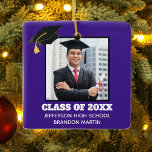 Ornement En Céramique Photo personnalisée Purple Senior Graduation Photo<br><div class="desc">Ce vêtement de Noël de fin d'études supérieures violet personnalisé présente votre photo de graduation sous un casquette noir. Personnalisez avec votre année de classe,  l'école et le nom d'un grand cadeau pour un étudiant diplômé.</div>