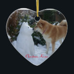 Ornement En Céramique photo saisonnière de baiser mignonne d'akita de<br><div class="desc">Ce grand ornement de Noël a une image de bonhomme de neige drôle d'akita de neige sur l'avant. La neige akita a été construite juste après Noël dans la neige épaisse de décembre. Le bonhomme de neige akita a une expression drôle sur son visage, mais… Je pense que n'importe qui...</div>