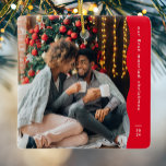 Ornement En Céramique Premier marié Noël deux photo rouge<br><div class="desc">Cet ornement moderne de Noël simple présente un bord rouge ondulé branché ainsi qu'une grande photo et une pièce pour le texte personnalisé et l'année. Conçu pour un nouvel ornement célébrant un premier Noël ensemble, cet ornement comporte une grande photo sur le devant et une seconde sur le dos avec...</div>