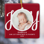 Ornement En Céramique Premier Noël Comme Parents Photo Red Keepsaké<br><div class="desc">Ce gardien de Noël en première année En tant que parent ornement photo est décoré avec le mot JOY dans la typographie stylisée sur un arrière - plan rouge. Facile à personnaliser.</div>