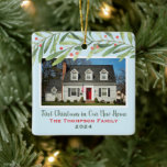 Ornement En Céramique Premier Noël dans notre nouvelle maison Photo de v<br><div class="desc">Ce magnifique ornement de conservation de vacances comprend une photo de votre nouvelle maison avec un texte de script personnalisé "Premier Noël dans notre nouvelle maison", votre nom de famille, et l'année où la maison a été achetée. Le design présente des branches verdoyantes d'hiver d'aquarelle moderne avec des feuilles verts...</div>