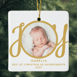 Ornement En Céramique Premier Noël En Grand-Parents Photo Keepsaké<br><div class="desc">Ce gardien de Noël Comme grand-parents ornement photo est décoré avec le mot JOY en or,  typographie stylisée sur un arrière - plan blanc. Facile à personnaliser.</div>