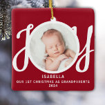 Ornement En Céramique Premier Noël En Grand-Parents Photo Red Keepsaké<br><div class="desc">Ce gardien de Noël Comme grand-parents ornement photo est décoré avec le mot JOY dans la typographie stylisée sur un arrière - plan rouge. Facile à personnaliser.</div>