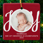 Ornement En Céramique Premier Noël En Grand-Parents Photo Red Keepsaké<br><div class="desc">Ce gardien de Noël Comme grand-parents ornement photo est décoré avec le mot JOY dans la typographie stylisée sur un arrière - plan rouge. Facile à personnaliser.</div>