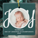 Ornement En Céramique Premier Noël En Grand-Parents Photo Vert<br><div class="desc">Ce gardien de Noël Comme grand-parents ornement photo est décoré avec le mot JOY dans la typographie stylisée blanche sur un arrière - plan vert. Facile à personnaliser.</div>