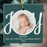 Ornement En Céramique Premier Noël En Grand-Parents Photo Vert<br><div class="desc">Ce gardien de Noël Comme grand-parents ornement photo est décoré avec le mot JOY dans la typographie stylisée sur un arrière - plan vert. Facile à personnaliser.</div>