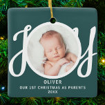 Ornement En Céramique Premier Noël en tant que parents Photo Green Keeps<br><div class="desc">Ce gardien de Noël en première année En tant que parent ornement photo est décoré avec le mot JOY dans la typographie stylisée sur un arrière - plan vert. Facile à personnaliser.</div>