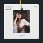 Ornement En Céramique Premier Noël engagé | Photo de machine à écrire mi<br><div class="desc">Personnalisez facilement cet ornement en céramique de sapin de Noël minimaliste et élégant, avec typographie de grunge de machine à écrire et cadre de neige blanche propre, simple et minimaliste. Ajoutez votre photo, noms, texte personnalisé et année de Noël. Un design de Noël cool, simple, sophistiqué et contemporain dans des...</div>