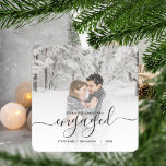 Ornement En Céramique Premier Noël Engagé Photo personnalisée Gris Scrip<br><div class="desc">Commémorez votre fiançailles avec ce magnifique ornement de gardien moderne. Le texte gris dit "Notre premier Noël engagé", avec le mot "engagé" dans un élégant script d'écriture manuscrite avec des fioritures avant et après. Remplacez l'exemple d'image par votre photo préférée, et ajoutez vos noms et l'année. Un filtre dégradé blanc...</div>