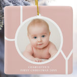 Ornement En Céramique Premier Rose photo personnalisé de Noël pour bébé<br><div class="desc">Cet élégant ornement photo de Noël de gardien de bébé est décoré du mot JOY en typographie blanche sur un arrière - plan d'or rose. Facilement personnalisable avec votre photo,  nom et année.</div>