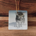 Ornement En Céramique Première photo de chat de Noël de Chic Kitten<br><div class="desc">Le premier ornement en céramique photo chaton de Noël de ce chaton chic est la décoration moderne parfaite des arbres de Noël. Le design simple est caractérisé par une typographie noire minimaliste classique et une atmosphère boho rustique. Ce vêtement de conservation dit "mon premier Noël". Personnalisez votre ornement à double...</div>