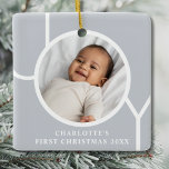 Ornement En Céramique Première photo de Noël de la fille de bébé élégant<br><div class="desc">Cet élégant ornement photo de Noël de la Première Fille de Bébé est décoré avec le mot JOY sur un arrière - plan gris. Facilement personnalisable avec votre photo,  nom et année.</div>