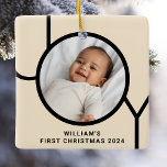 Ornement En Céramique Première photo de Noël du bébé<br><div class="desc">Cet élégant ornement photo de Noël pour bébé est décoré avec le mot JOY dans la typographie noire moderne sur un arrière - plan crème. Facilement personnalisable avec votre photo,  nom et année. Ça fait un grand souvenir !</div>