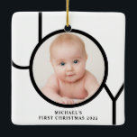 Ornement En Céramique Première photo de Noël du bébé personnalisé<br><div class="desc">Le premier ornement photo de Noël de ce bébé est décoré du mot JOY en noir sur un arrière - plan blanc. Facilement personnalisable avec votre photo et votre nom.</div>