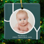 Ornement En Céramique Première photo de Noël du bébé Vert<br><div class="desc">Cet élégant ornement photo de Noël pour bébé est décoré avec le mot JOY en blanc sur un arrière - plan en terre cuite. Facilement personnalisable avec votre photo et votre nom. Convient à un garçon ou une fille.</div>