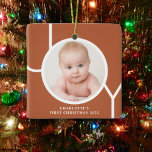 Ornement En Céramique Première photo en terre cuite de Noël du bébé<br><div class="desc">Cet élégant ornement photo de Noël pour bébé est décoré avec le mot JOY en blanc sur un arrière - plan en terre cuite. Facilement personnalisable avec votre photo et votre nom.</div>
