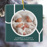 Ornement En Céramique Première photo personnalisée de Noël de Twin Green<br><div class="desc">Le joli ornement photo de Noël de ce jumeau est décoré du mot JOY en typographie blanche sur un arrière - plan vert. Facile à personnaliser avec votre photo,  nom et année</div>
