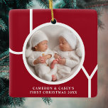 Ornement En Céramique Première photo personnalisée de Noël de Twin Rouge<br><div class="desc">Le joli ornement photo de Noël de ce jumeau est décoré du mot JOY en typographie blanche sur un arrière - plan rouge. Facilement personnalisable avec votre photo,  nom et année.</div>