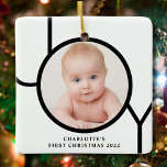 Ornement En Céramique Première photo personnalisée de Noël du bébé<br><div class="desc">Cet élégant ornement photo de Noël pour bébé est décoré avec le mot JOY en noir sur un arrière - plan blanc. Facilement personnalisable avec votre photo et votre nom.</div>