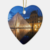 Ornement En Céramique Pyramide dans le musée de Louvre, Paris, France (Gauche)